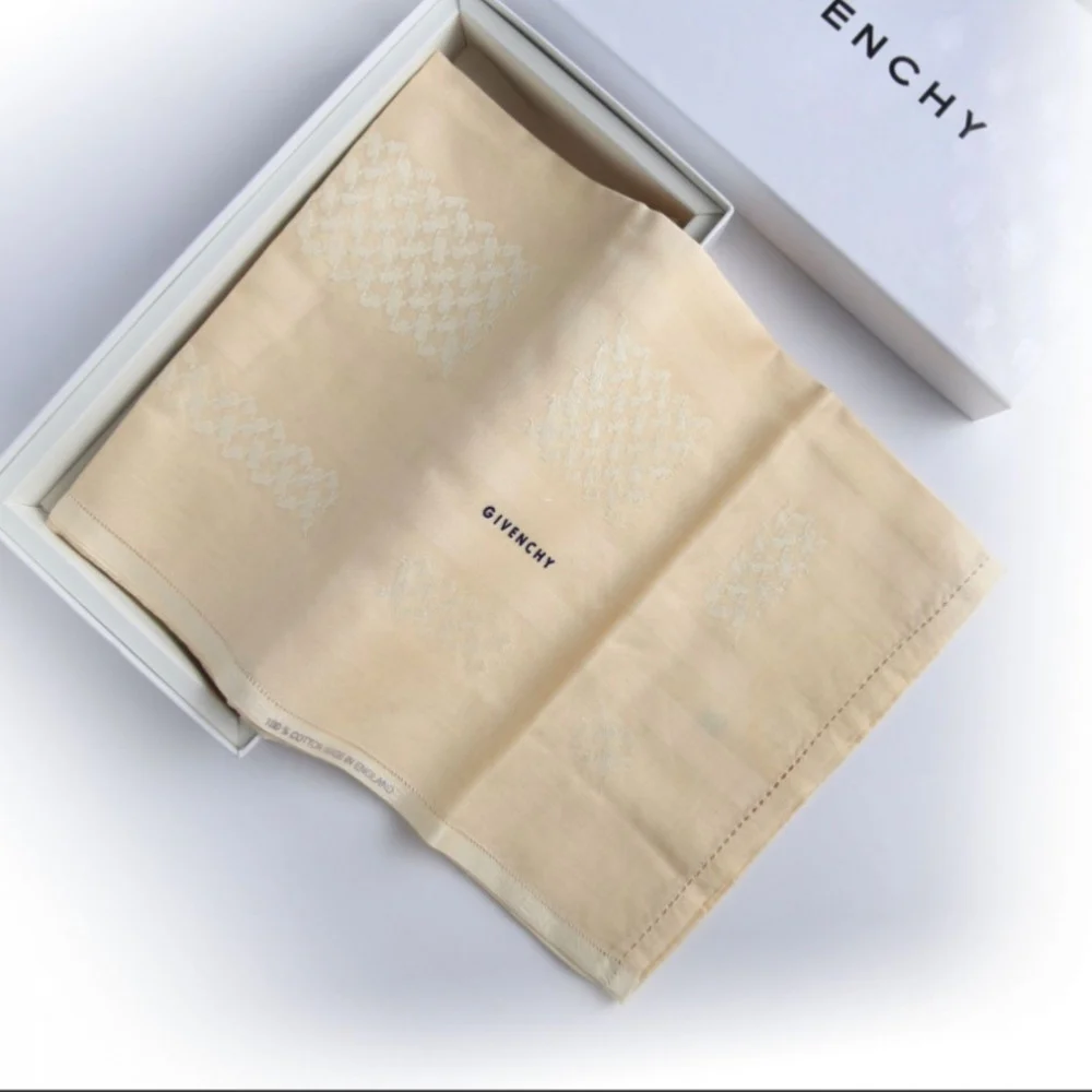 rIRCwaxTz2g89fasZ02os78uxcmrdLWo4sOPWa5s شماغ جيفنشي بيج - Image 1